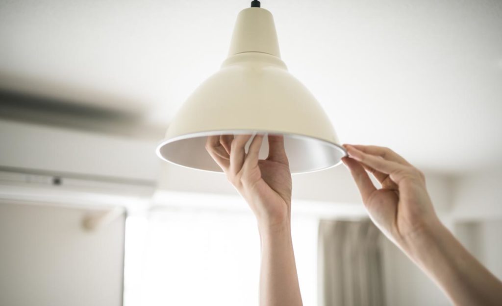 お部屋の照明器具の取り付けは簡単？